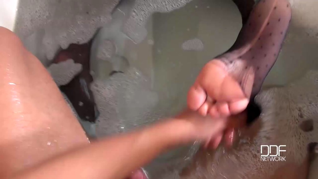 HotLegsAndFeet - Nikky Dream