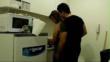 Quando fui procurar meu amigo, encontrei uma tia em sua casa, excelente foda