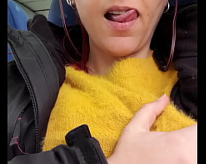 TOCANDOME EL COÑITO EN EL TREN