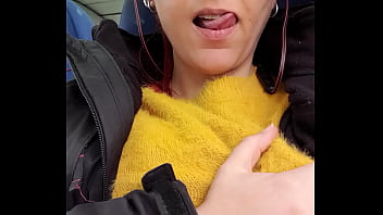 TOCANDOME EL COÑITO EN EL TREN