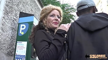Elizabeth, milf bonne, se fait enculer par deux jeunes