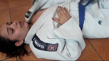 Fui pra aula de judô e o professor me deu uma surra