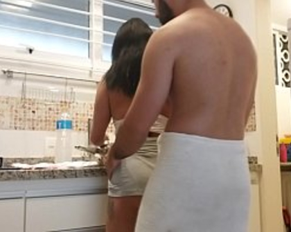 Fui preparar o almoço mais acabei sendo comida pelo amigo do meu irmão