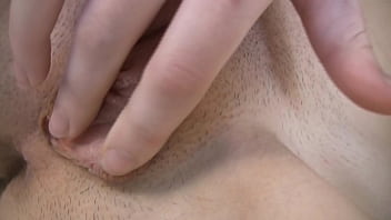 amateur chick Becky Lynn plays with her meaty pussy