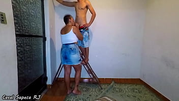 cuckold was at work paid for the service with pussy and as a gift when he cummed in his wife's mouth