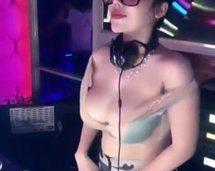 Top most DJ player. Boob's magic