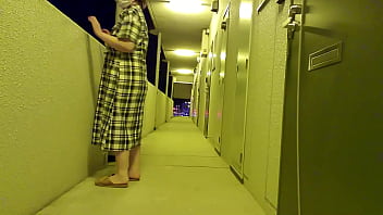 Perverted married woman exposed and masturbating in the aisle of the apartment