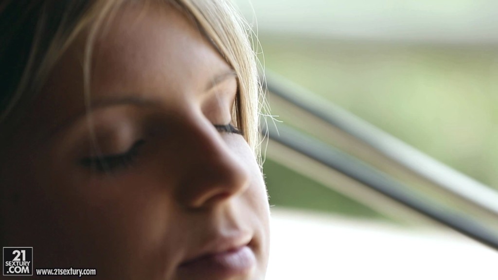21Naturals - Distance s01  Gina Gerson