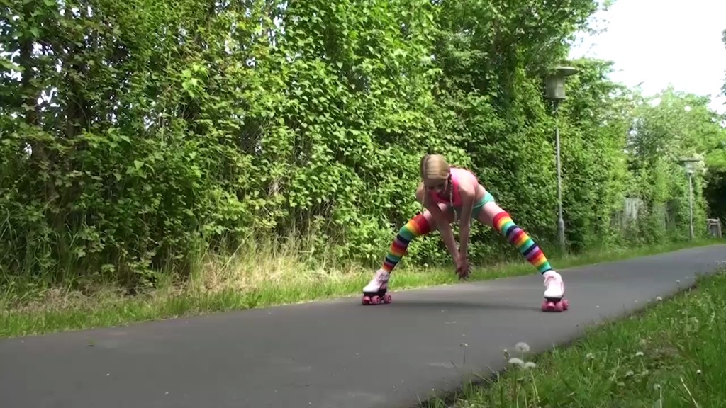 Elvirafriis - Elvira Rollergirl Scene 1
