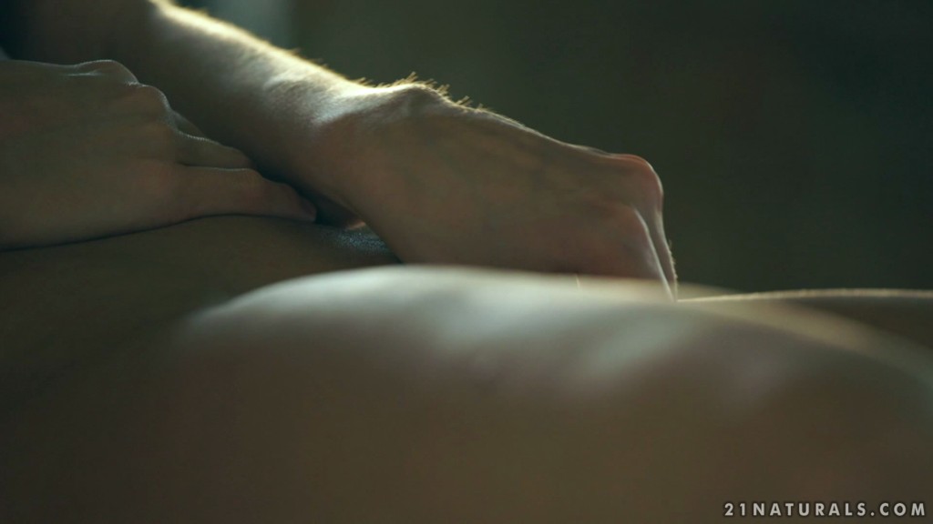 21Naturals - Girlonthechair s01  Aruna Aghora