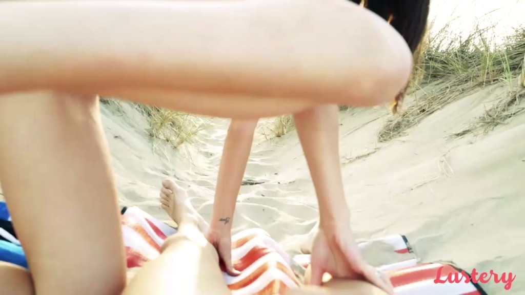 Lustery E33 Kim And Paolo Lifes A Beach