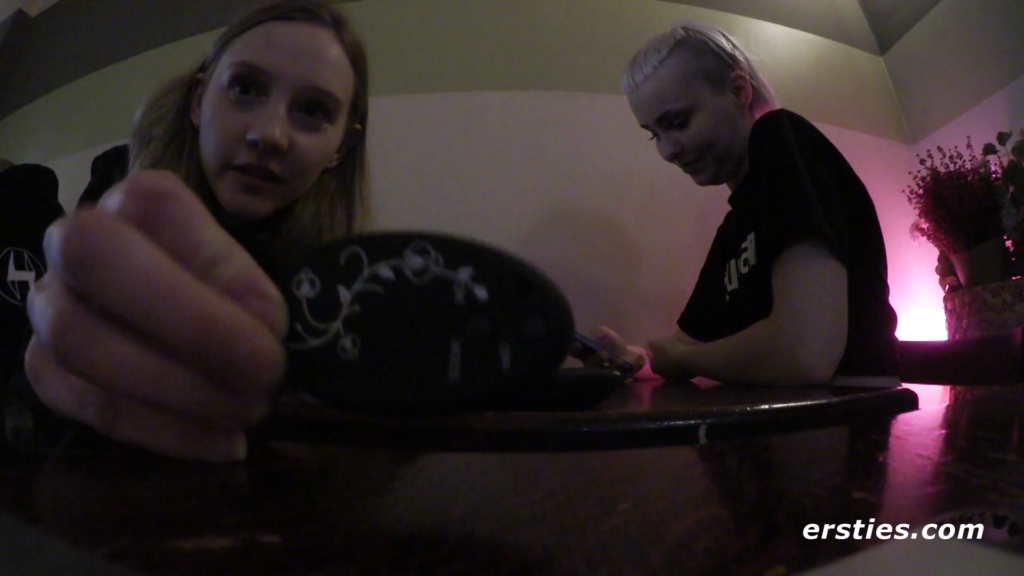 Ersties - Cassandra and Lucy Aktion Selfie