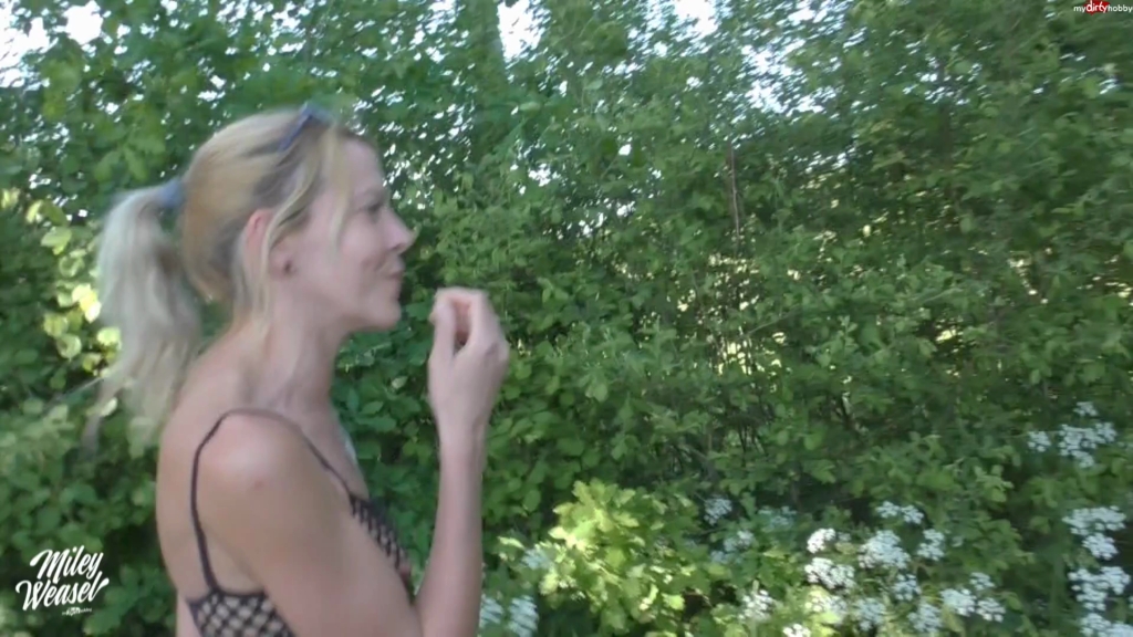 Miley Weasel Versauter geht es nicht !! Quer durch den Park gefickt