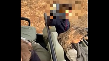 je lui suce la bite en plein safari, il jouit dans ma bouche et j'avale tout