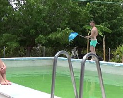Mi novio me mira tomando el sol mientras el chico de mantenimiento limpia nuestra piscina. Mi novio le paga un dineral así que además de limpiarme la piscina me enseña el culo