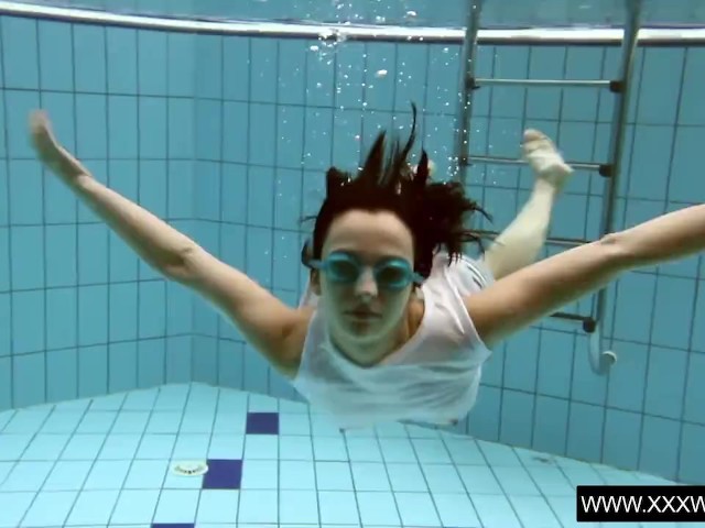 Vera Brass wet and horny in the swimming pool
